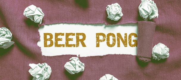 Testo che mostra l'ispirazione Birra Pong, Foto concettuale un gioco con un set di tazze contenenti birra e rimbalzare o lanciare una palla da ping-pong - Foto, immagini