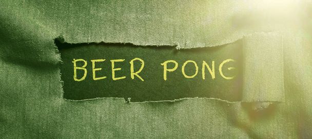 Didascalia di testo che presenta Beer Pong, foto concettuale un gioco con un set di tazze contenenti birra e rimbalzare o lanciare una palla da ping-pong - Foto, immagini