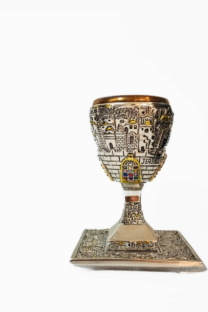 Shabbath Kidush Cup. Vista superior de la imagen de la copa de vino judío para el vino. vacaciones de Pascua y el concepto de shabbat. Copa de plata aislada sobre un fondo blanco, nadie, espacio de copia para texto - Foto, Imagen