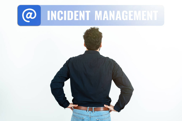 Handschriftliches Zeichen Incident Management, Business Overview Prozess, um den Service zu normalen korrekten Gefahren zurückzubringen - Foto, Bild