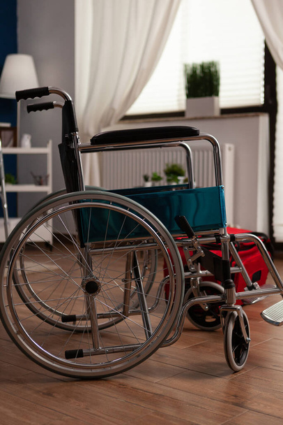 車椅子は、慢性的および身体的障害のある人々にモビリティとサポートを提供するために空の部屋で。輸送及びアクセスを支援するために使用される補助援助. - 写真・画像