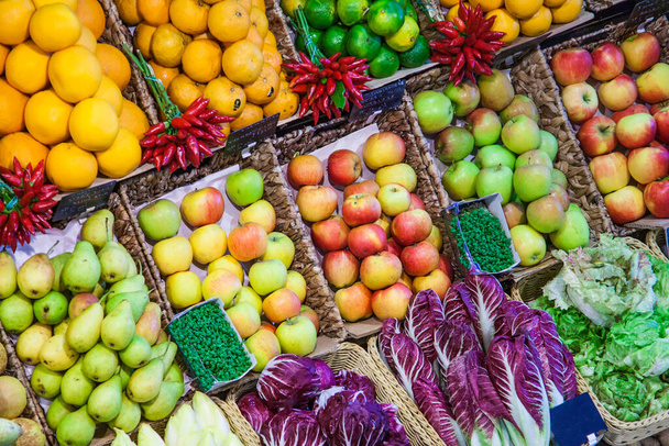 Aliments frais offerts dans un marché alimentaire
 - Photo, image