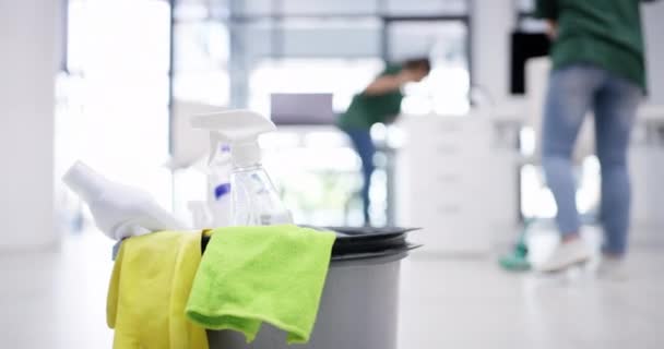 Reiniging, schoner en emmer met doek en zeep voor kantoormeubilair en vloerbacteriën desinfectie. Werknemers, zoom en werknemers dweilen of vegen stof op vuile of rommelige grond met bezem. - Video