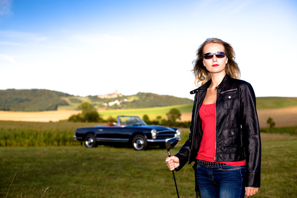 Golftyttö ja klassinen auto
 - Valokuva, kuva
