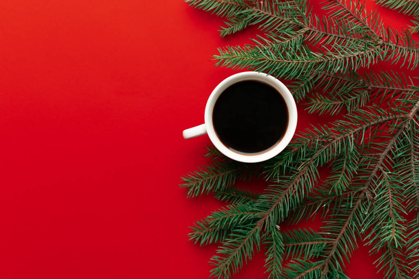 egy csésze kávét a piros ünnepek háttér. Karácsonyi hangulat háttér - Fotó, kép
