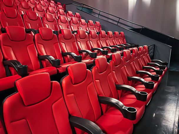 Kino i rozrywka, puste miejsca w kinie czerwonym do transmisji strumieniowej programów telewizyjnych i produkcji filmowej - Zdjęcie, obraz