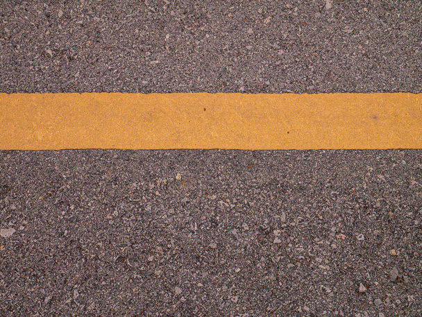 asfalto e linea gialla immagine di posa piatta per il concetto di sfondo o texture - Foto, immagini