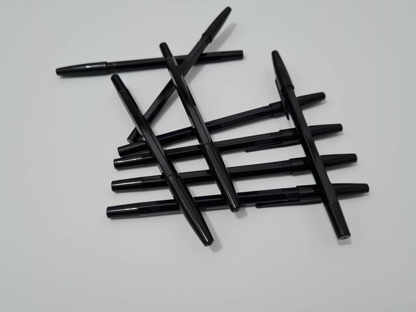 Офисное оборудование, используемое для письма черная ручка - Фото, изображение