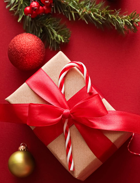 Χριστουγεννιάτικα δώρα, ημέρα πυγμαχίας και παραδοσιακά δώρα διακοπών επίπεδη lay, κλασικά κουτιά δώρων Χριστούγεννα σε κόκκινο φόντο, τυλιγμένο δώρο με εορταστικά στολίδια και διακοσμήσεις για τις διακοπές flatlay σχεδιασμό - Φωτογραφία, εικόνα