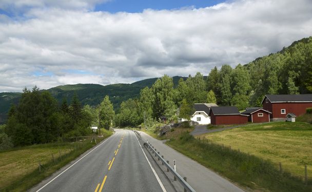 ノルウェーの美しい山の風光明媚な空道 - 写真・画像