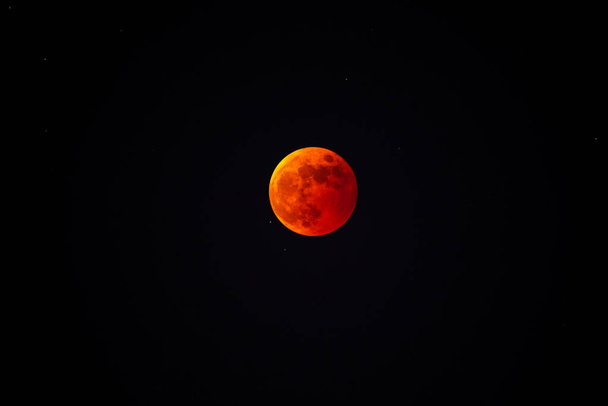 Червоний Місяць після місячного затемнення
 - Фото, зображення