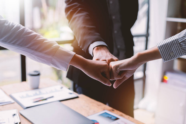 ビジネス合併と買収のチームワークのためのビジネス握手、交渉の成功、握手、提携とビジネス契約の概念を祝うためにパートナーと2人のビジネスマン握手 - 写真・画像
