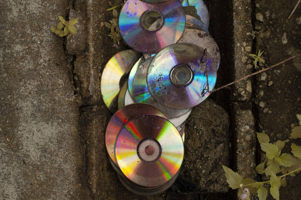 image infrarouge des nombreuses copies de déchets et de disque compact sale dans le drain - Photo, image
