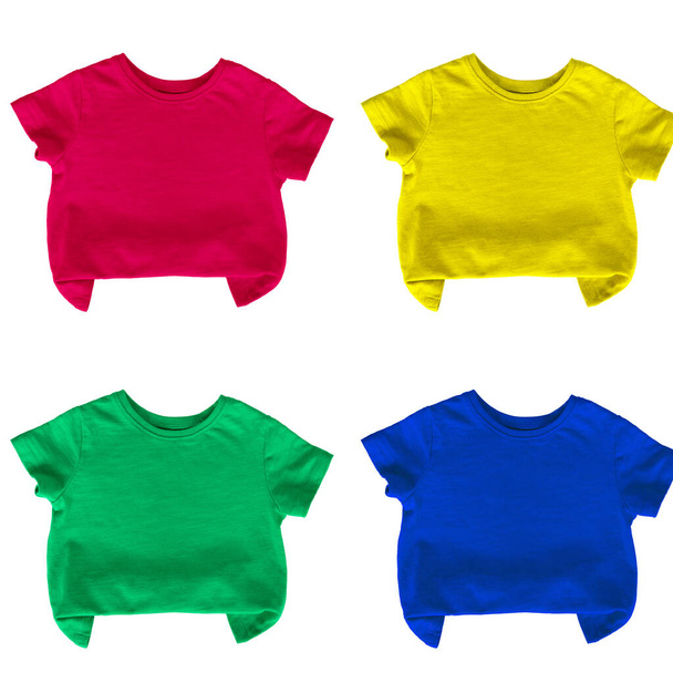 Kinder T-Shirt isoliert auf weißem Hintergrund. Grünes Baby-T-Shirt auf weißem Grund. Lebendige Farbe trendige Kleidung - Foto, Bild