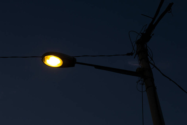 infrarood beeld van de lantaarnpaal die de straat verlicht - Foto, afbeelding