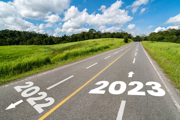 2023 Πρωτοχρονιά οδικό ταξίδι και το μέλλον έννοια όραμα. Τοπίο της φύσης με αυτοκινητόδρομο που οδηγεί προς τα εμπρός στην ευτυχισμένη γιορτή του νέου έτους στις αρχές του 2023 για φρέσκο και επιτυχημένο ξεκίνημα . - Φωτογραφία, εικόνα