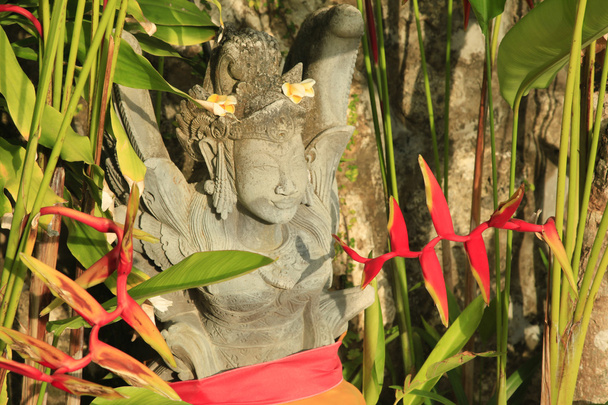 Hindu-Gottheit umgeben von Paradiesvogel-Blumen - Foto, Bild