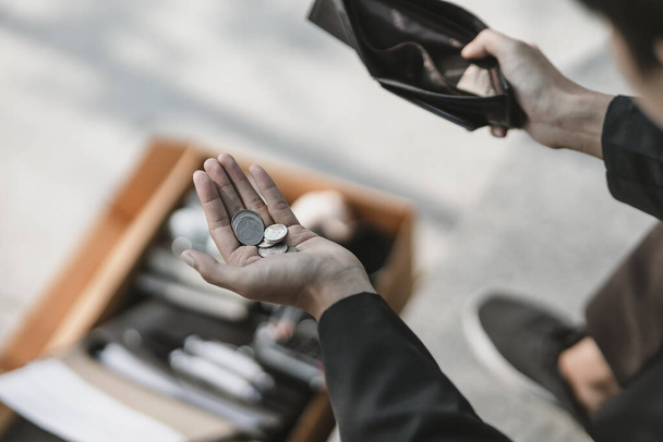 Employees fired or resigned from the company are opening their wallets and holding coins in their hands - Fotoğraf, Görsel