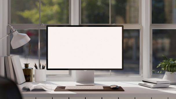 Modern, minimális irodai munkaterület az ablakkal szemben, fehér képernyős asztali számítógéppel, billentyűzet, egér és irodai tartozékokkal. Egy közeli kép. 3d renderelés, 3d illusztráció - Fotó, kép