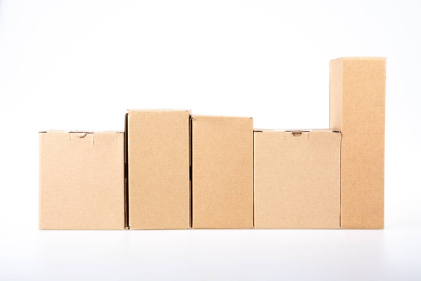 boîte paquet brun recyclage livraison carton pile sur fond blanc gris - Photo, image
