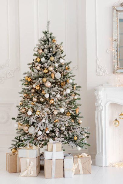 Altında hediyeler olan güzel dekore edilmiş bir oda. Noel 'in içinde. Sihirli parlak ağaç, yeni yıl. Yumuşak seçici odak. - Fotoğraf, Görsel