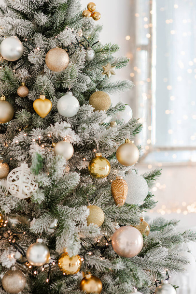 Karácsonyi dekoráció elvont háttérrel. Ünnepélyesen díszített karácsonyfa. Boldog új évet! Puha szelektív fókusz, másolás tér. - Fotó, kép