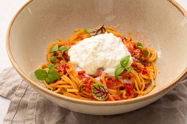 Portion of gourmet spaghetti pasta arrabbiata with roast beef - 写真・画像
