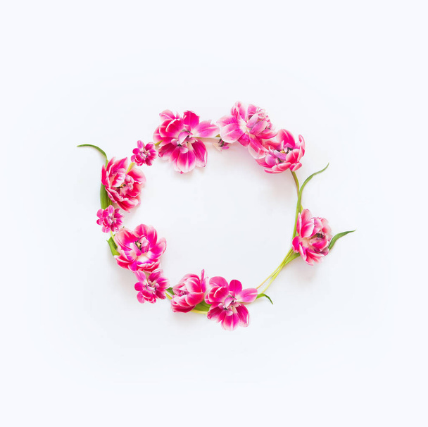 Lovely pink tulips flowers wreath on white desktop background. Top view. Flat lay. Layout. Design. Frame. Springtime composition. Mothers day - Φωτογραφία, εικόνα