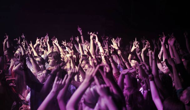 Atrapado en la atmósfera del concierto. una multitud en un concierto de música - Foto, Imagen