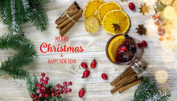 cups with hot mulled wine on a wooden background. New year concept - Foto, immagini