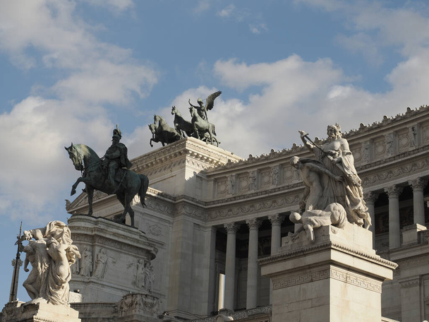 altare della patria rome italie vue sur fond de ciel bleu ensoleillé - Photo, image