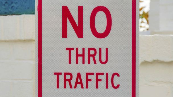 Panorama Ei thru liikenteen umpikuja kyltti La Jolla, Kalifornia. Heijastava opasteet punaisilla kirjaimilla ja marginaalit vastaan valkoinen betoniseinät ja suuri sininen maljakko. - Valokuva, kuva