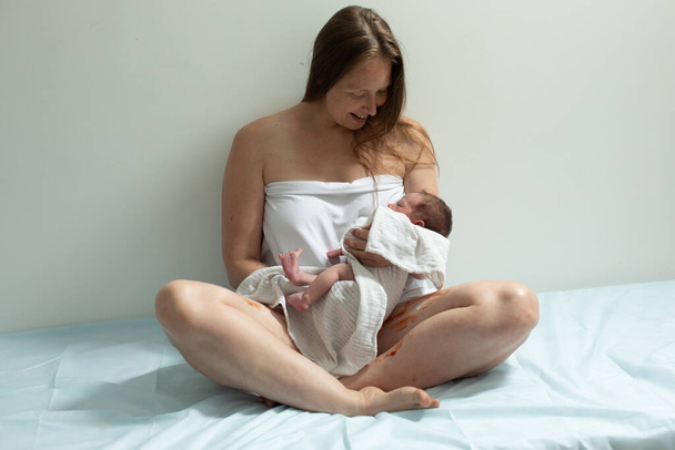 Une femme avec un nouveau-né se repose. Premières minutes après l'accouchement - Photo, image