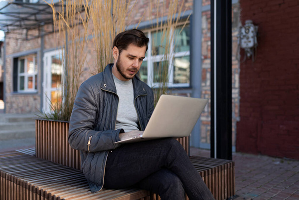 férfi dolgozik laptop kívül online. - Fotó, kép