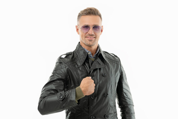glad adult grizzled cool guy. studio shot of grizzled guy. adult grizzled guy in glasses isolated on white background. grizzled guy in coat. - Fotoğraf, Görsel