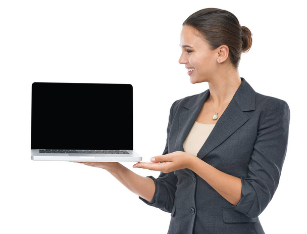 Engedjék meg, hogy bemutassak egy fiatal nőt, aki egy laptop felé gesztikulál, fehér háttérrel. - Fotó, kép