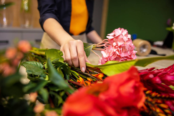 At work. Florist working with the flowers in a flower shop - Fotoğraf, Görsel
