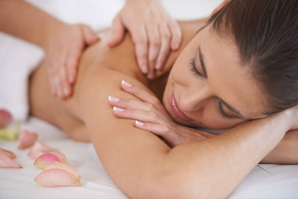 Não há mais dores e dores... Foto de close-up de uma jovem desfrutando de uma massagem em um spa - Foto, Imagem