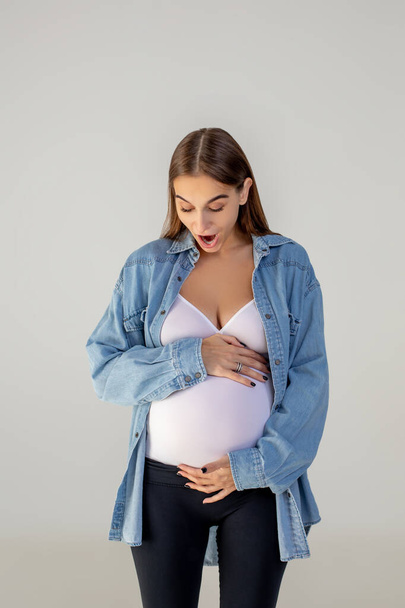 Pregnancy. Cute young pregnant woman feeling excited - Foto, afbeelding
