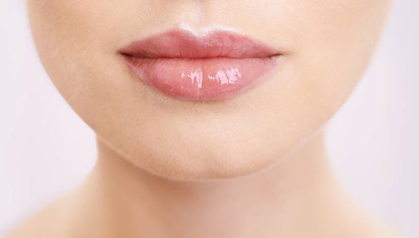 Lip tyčinky odstíny pro každou náladu. Closeup studio záběr modelky ústa - Fotografie, Obrázek
