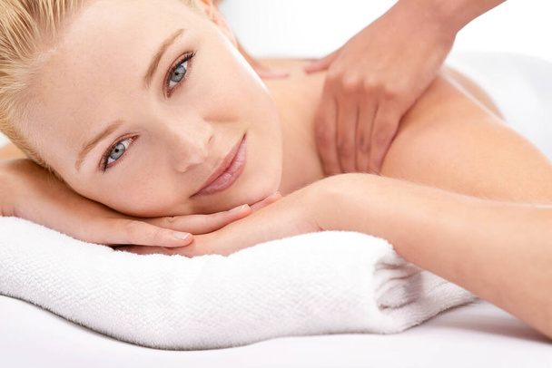 Beleza Contentada. Uma jovem mulher linda desfrutando de uma massagem em um spa - Foto, Imagem