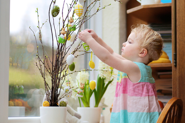 Little girl decoration home for Easter - Фото, изображение