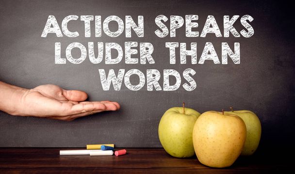 La acción habla más alto que el concepto de palabras. Escritorio de profesores. - Foto, Imagen