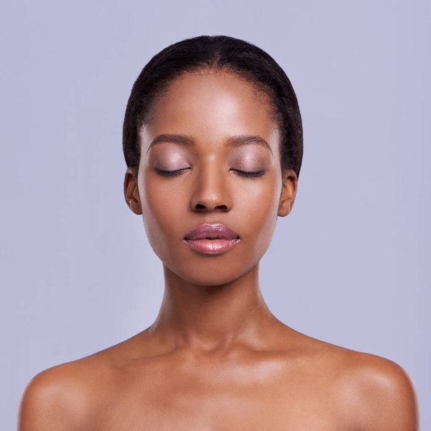 A pele perfeita pode ser tua. Cabeça e ombros estúdio tiro de um belo modelo afro-americano - Foto, Imagem