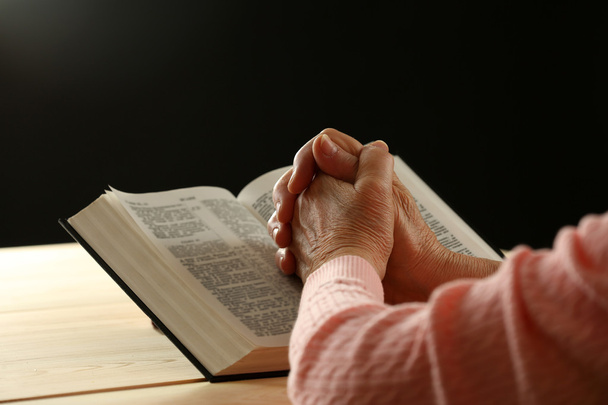 İncil ile yaşlı kadın - Fotoğraf, Görsel