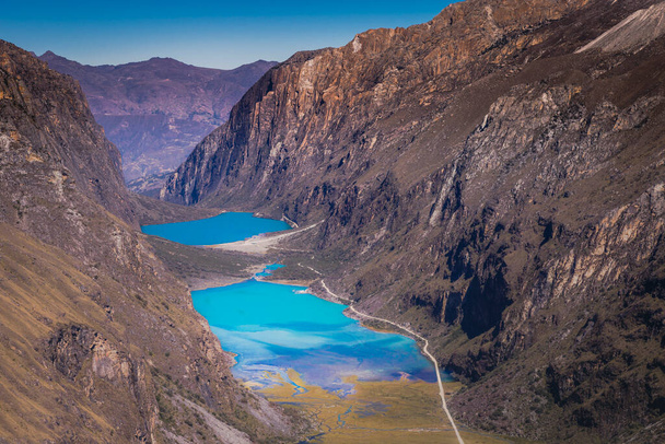 Turquoise Llanganuco lake in Cordillera Blanca at sunny day, snowcapped Andes, Ancash, Peru - Valokuva, kuva