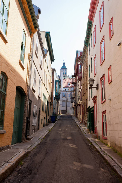 Eski Quebec City, Quebec, Kanada 'da Christie sokağının güzel dar caddesi antik binalarla çevrili. - Fotoğraf, Görsel