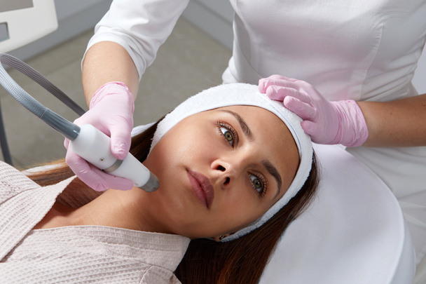Face Skin Care. Close-up Of Woman Getting Facial Hydro Microdermabrasion Peeling Treatment At Cosmetic Beauty Spa Clinic. Hydra Vacuum Cleaner - Foto, Imagem