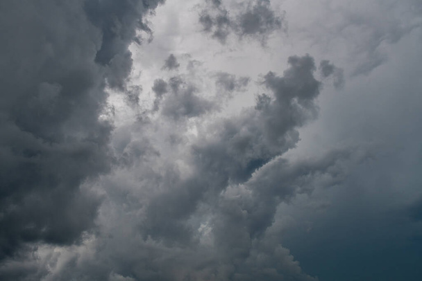 Graue Gewitterwolken vor Beginn des Regens in Minnesota im Sommer. - Foto, Bild