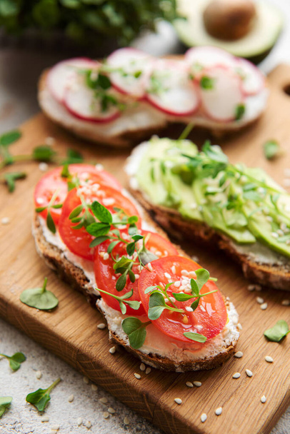 Diferentes sándwiches con verduras y microgreens. Alimento saludable - Foto, imagen